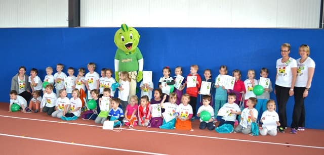 „ Jolinchen“ vor Ort: „Sonnenburg Kids“ und „Flinke Flöhe“ stürmen die Sparkassen-Leichtathletikhalle des Weseler TV
