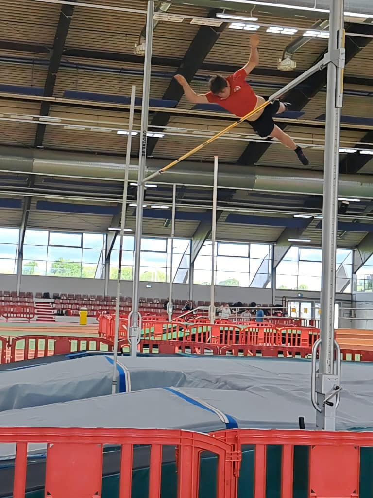 Stabhochsprung: David Herscu knackt die Norm für die U16-DM!